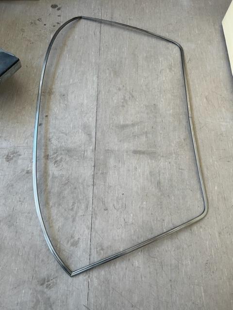 Moulure de pare-brise Alfa Romeo Montreal LesAnciennes.com