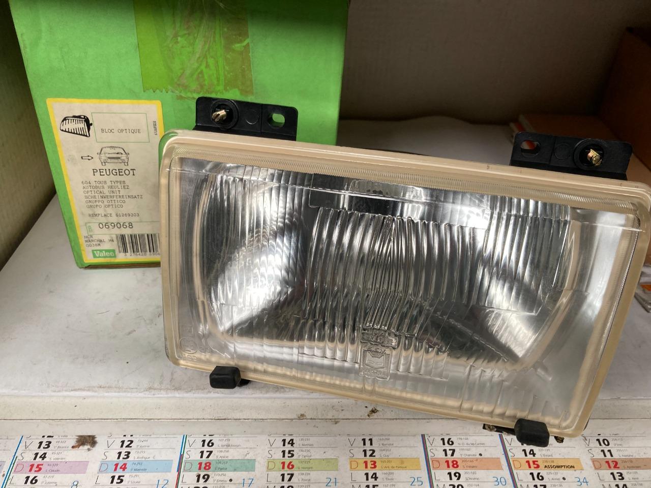 Optique avant droit neuf PEUGEOT 604 LesAnciennes.com