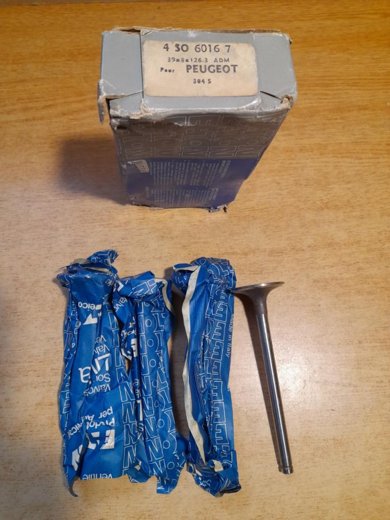 4 soupapes d'admission Peugeot 304S LesAnciennes.com