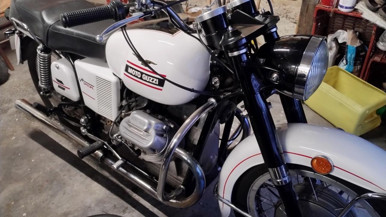 MOTO GUZZI V7 - 1970 LesAnciennes.com