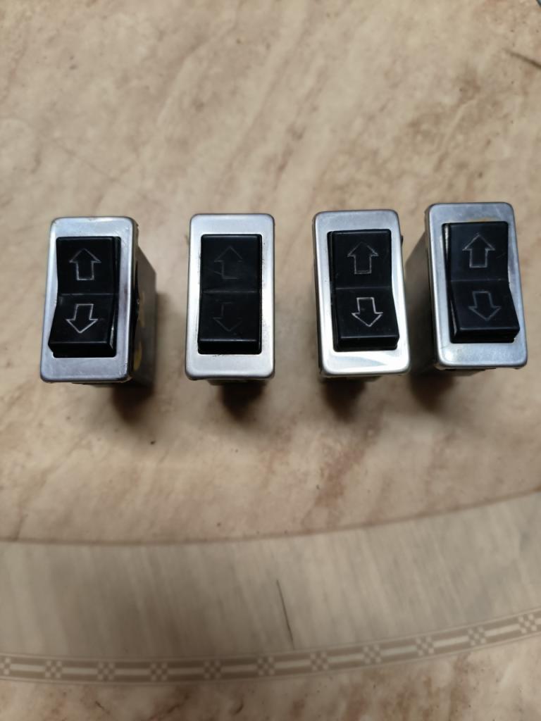 Pièces CITROEN CX Lot de 4 interrupteurs de vitres LesAnciennes.com