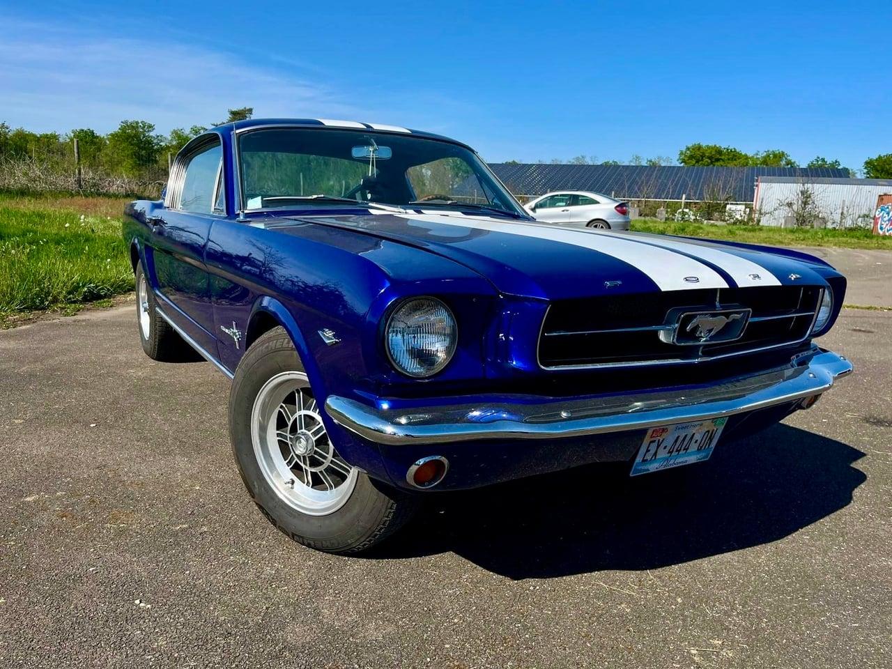 1965 Ford Mustang 289 V8 Fastback LesAnciennes.com