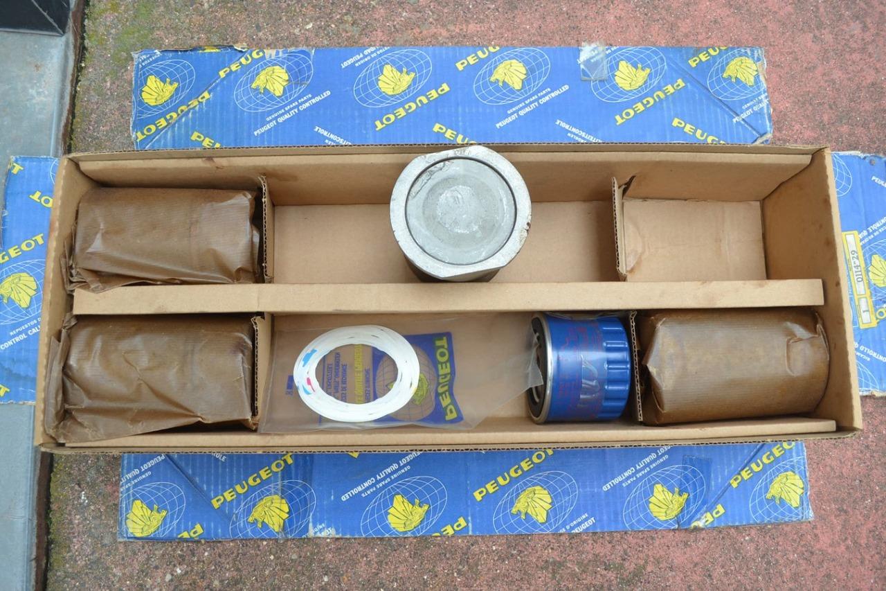 Kit chemises + pistons PEUGEOT 204 304 305 essence LesAnciennes.com