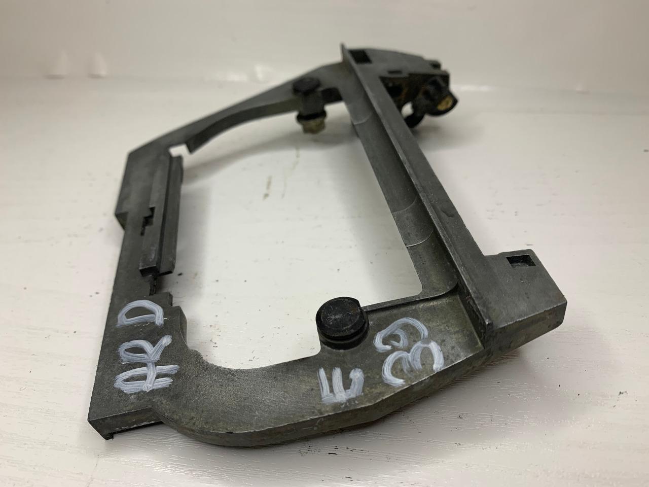 Support poigne ext.AR. droite BMW E 39 LesAnciennes.com