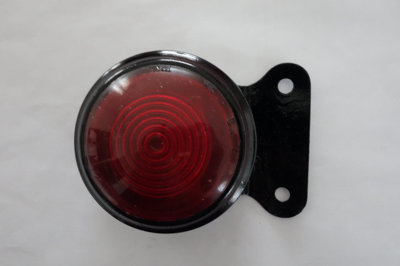 Feu rouge avec éclairage de plaque collection LesAnciennes.com