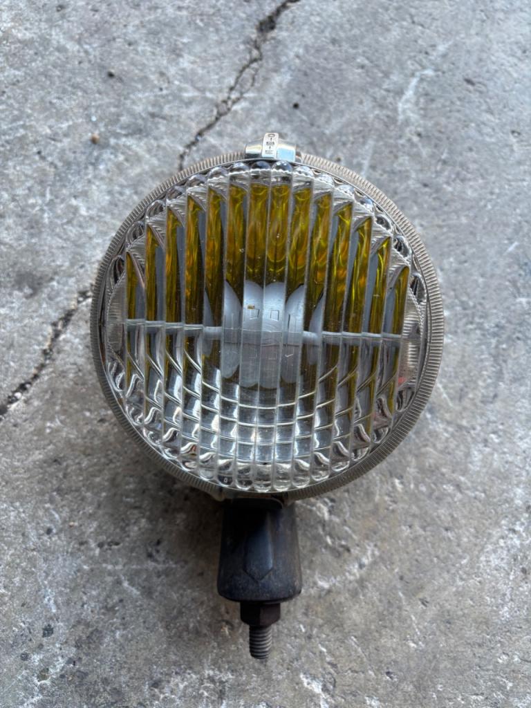 Phare RENAULT 4CV LesAnciennes.com