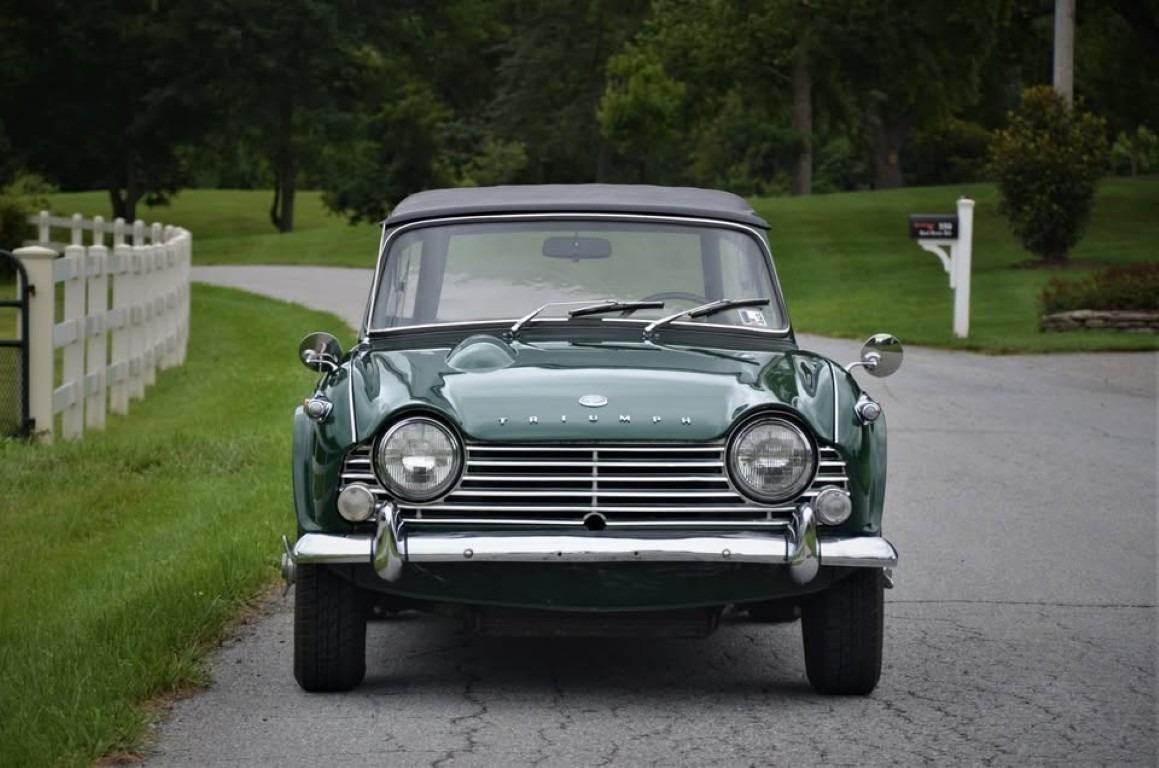 TRIUMPH TR4A CABRIOLET IRS - 1966 LesAnciennes.com