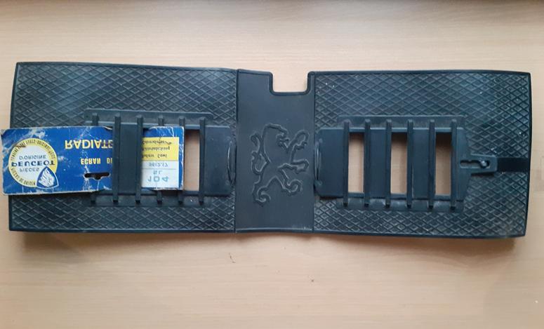 Ecran de calandre PEUGEOT 104 LesAnciennes.com