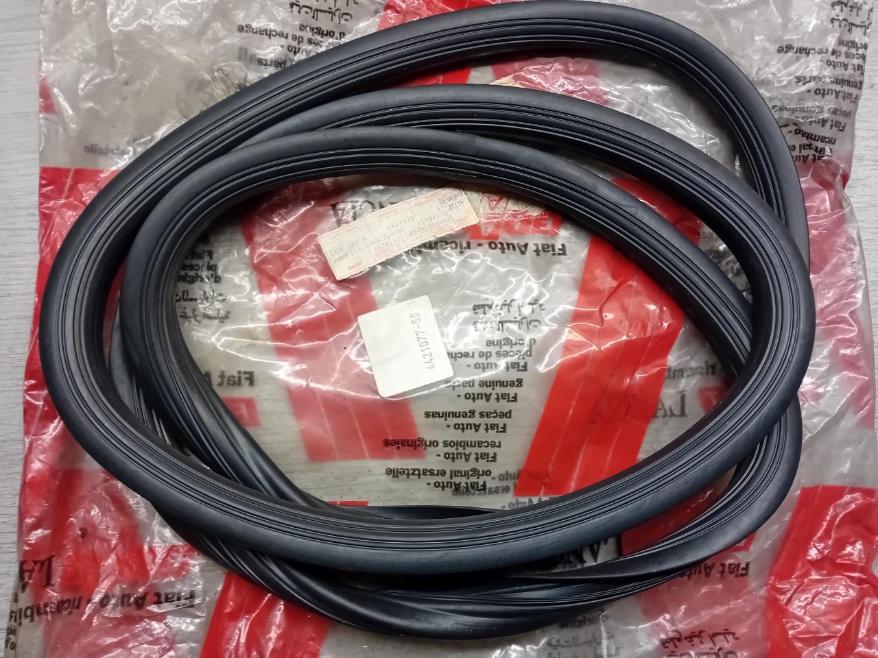 4401313 – JOINT NEUF PARE-BRISE AVANT FIAT 126 BIS LesAnciennes.com