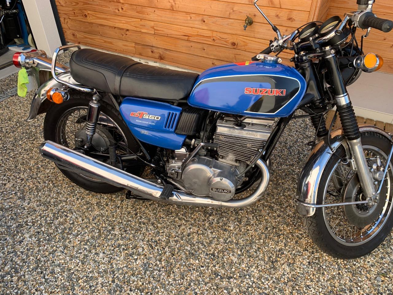 SUZUKI GT 550 Ram air - 1974 LesAnciennes.com