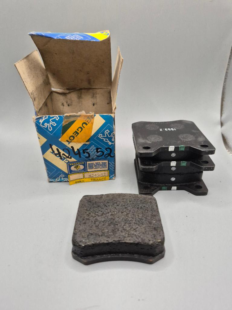 Plaquette de frein AV 204 304 LesAnciennes.com