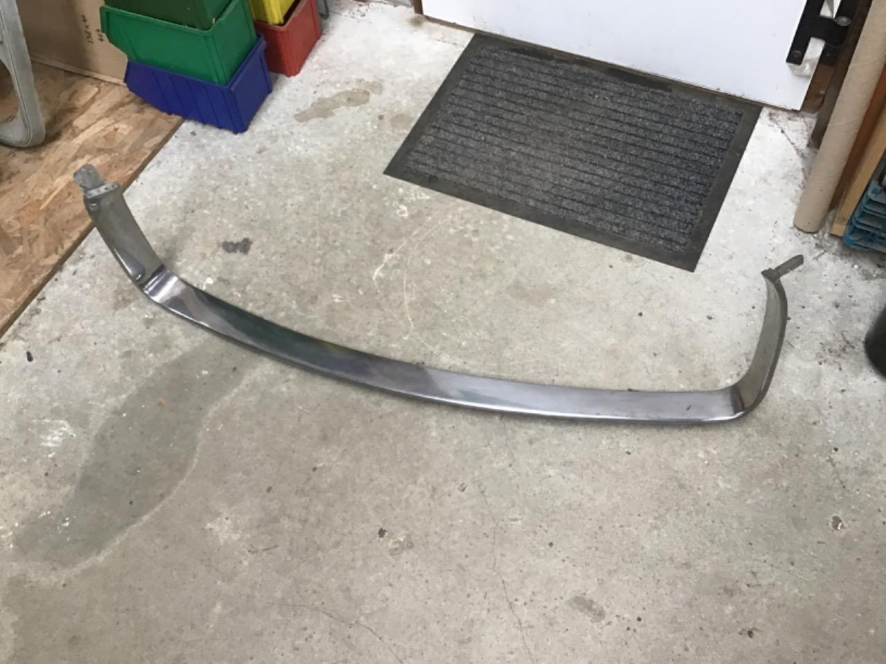 ENTOURAGE DE CALANDRE PEUGEOT 404 . LesAnciennes.com