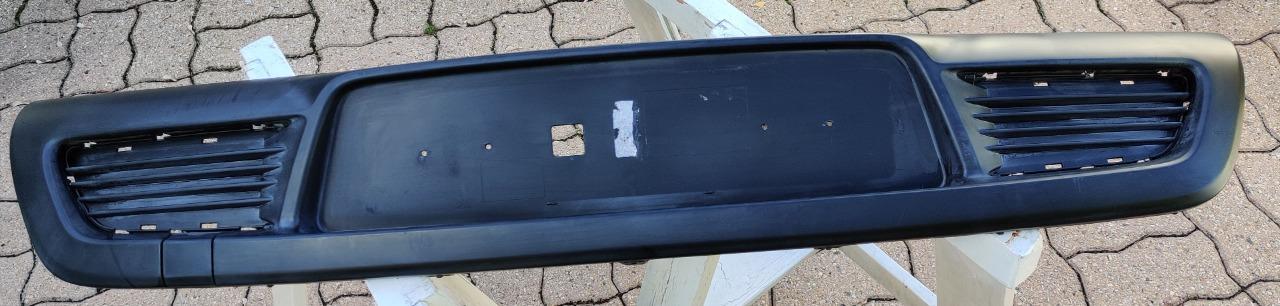 Spoiler de pare-choc arrière noir LesAnciennes.com