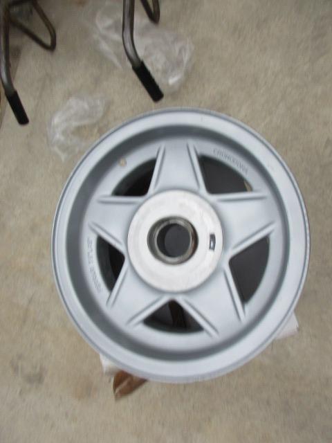 Jante avant Ferrari Daytona LesAnciennes.com