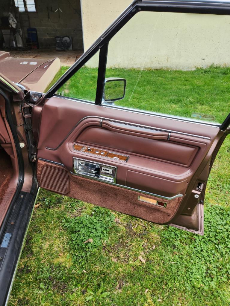 LINCOLN Town Car - 1988 LesAnciennes.com