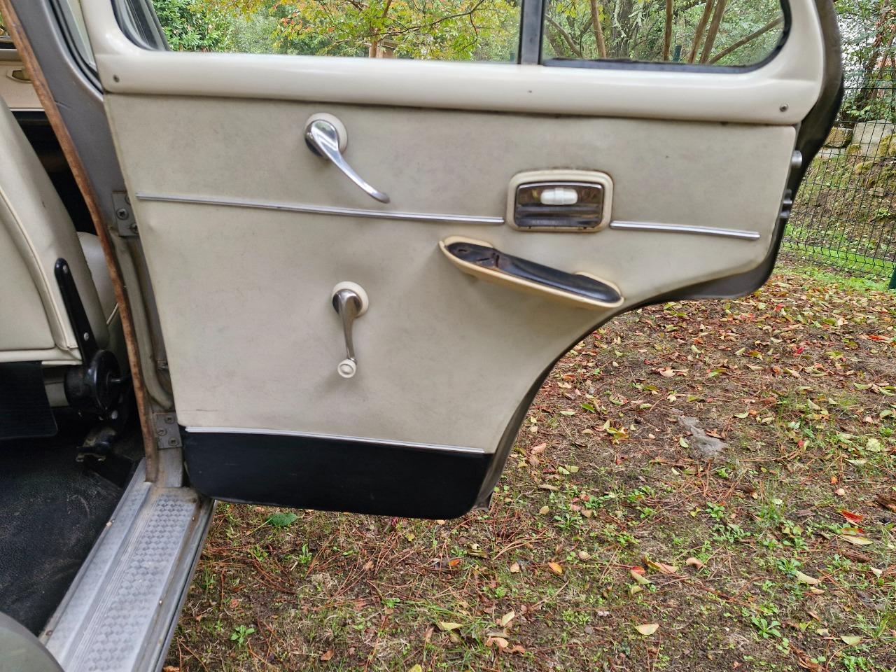 SIMCA Aronde Monthlery Speciale - 1961 LesAnciennes.com