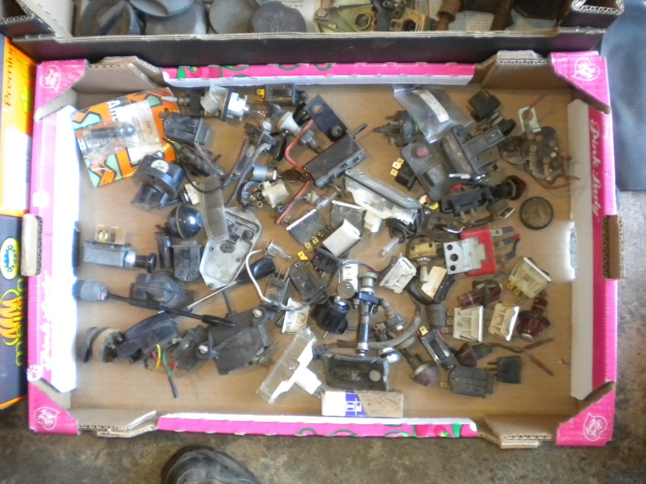 Lot de pièces ENSEMBLE PIÈCES voitures anciennes LesAnciennes.com