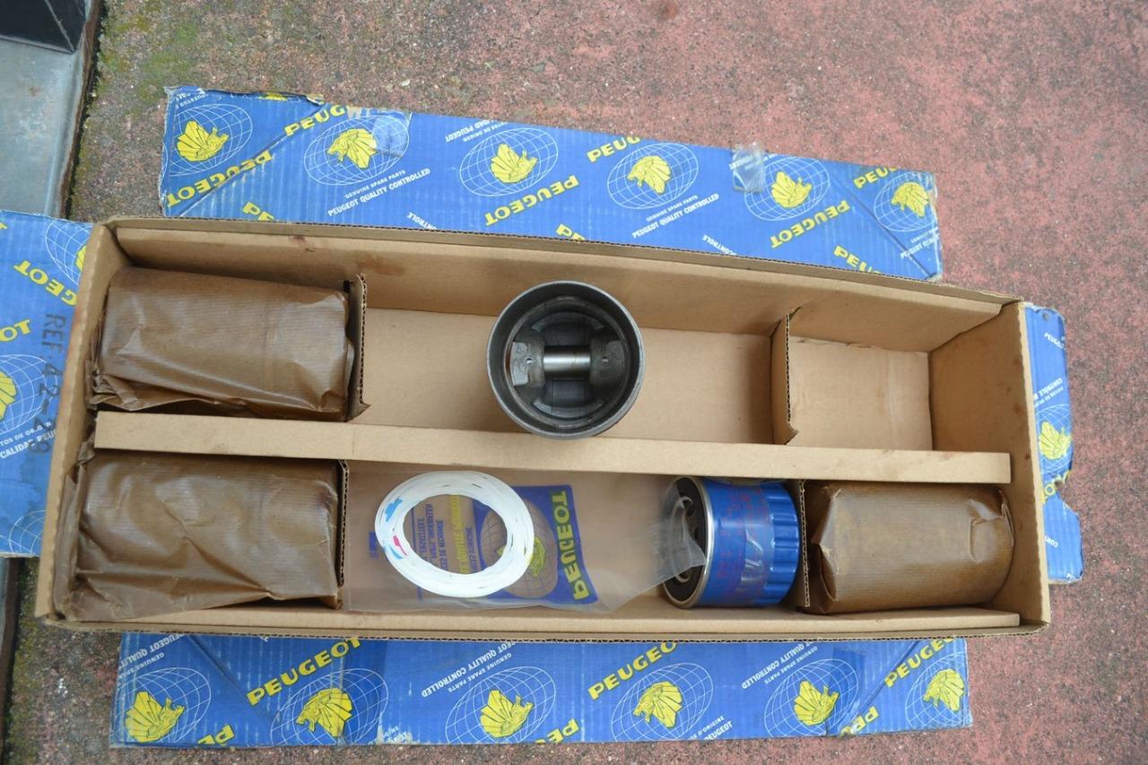 Kit chemises + pistons PEUGEOT 204 304 305 essence LesAnciennes.com
