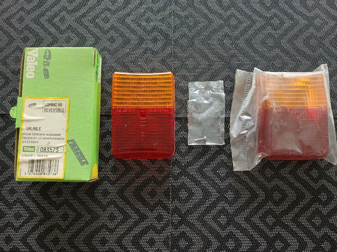 Cabochons feux arrière PEUGEOT 504 pick up LesAnciennes.com