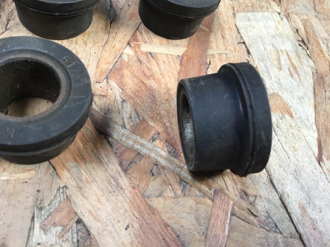 SILENTBLOC BRAS SUSPENSION PEUGEOT 404/504/505 LesAnciennes.com