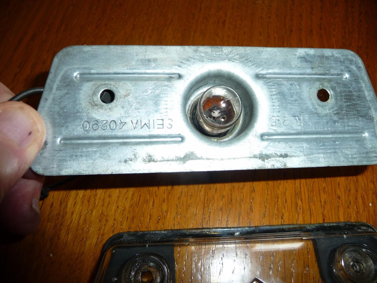 Pièces RENAULT 20 /30 ECLAIRAGE PLAQUE IMMAT LesAnciennes.com