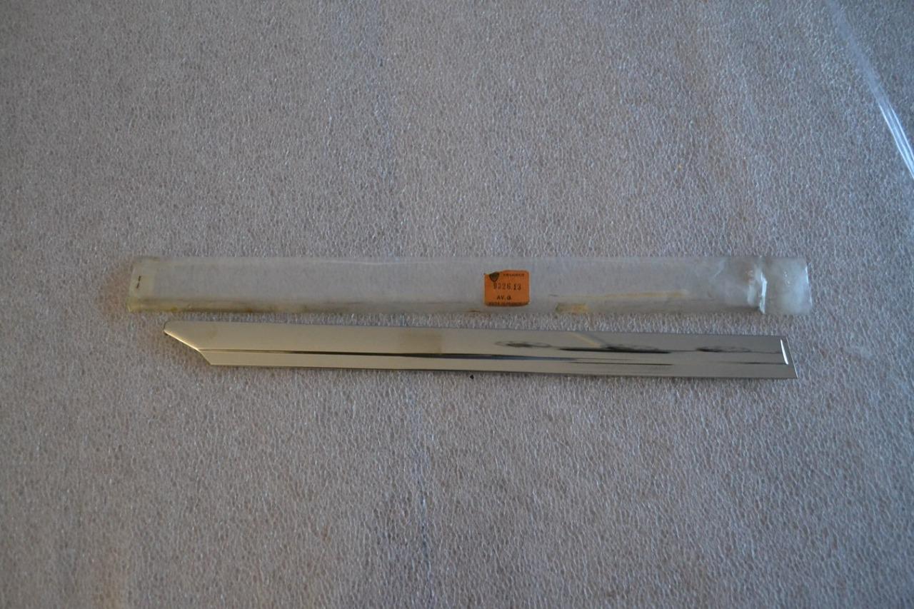 Enjoliveur porte AR G PEUGEOT 504, neuf LesAnciennes.com