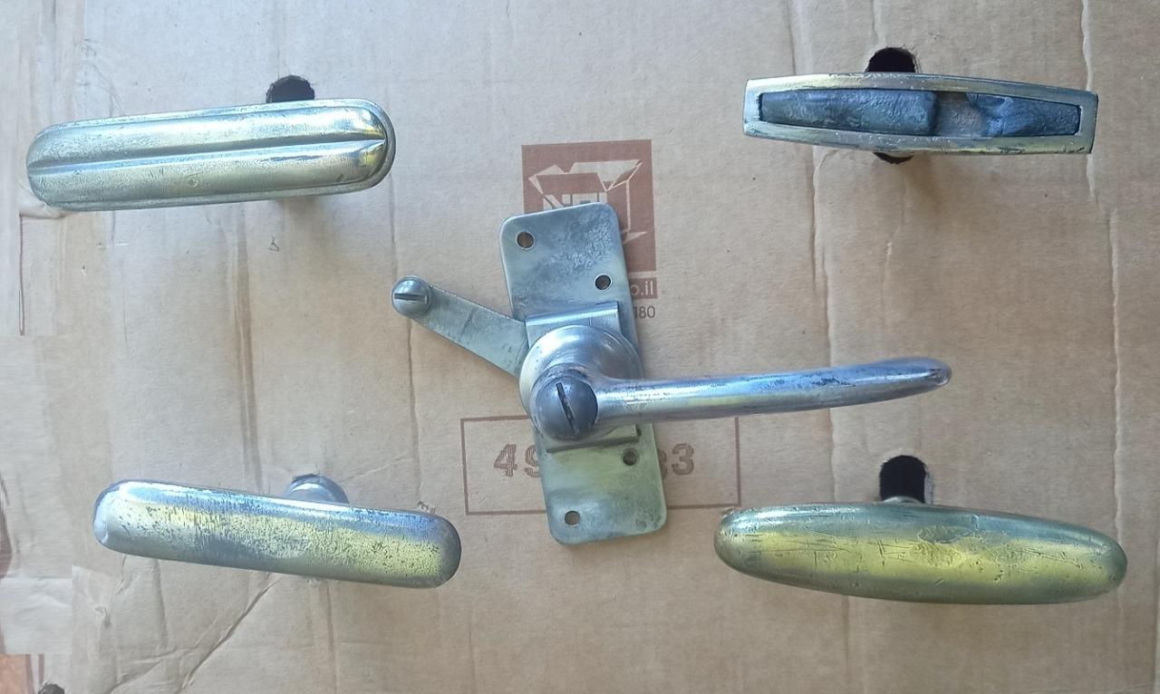 Cinq poignées de porte divers autres LesAnciennes.com