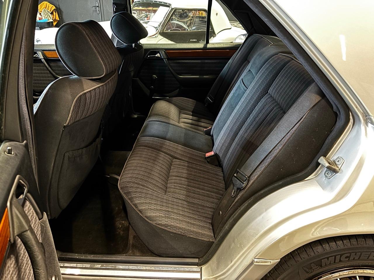 MERCEDES 250 D W124 250d Turbo - 1992 LesAnciennes.com