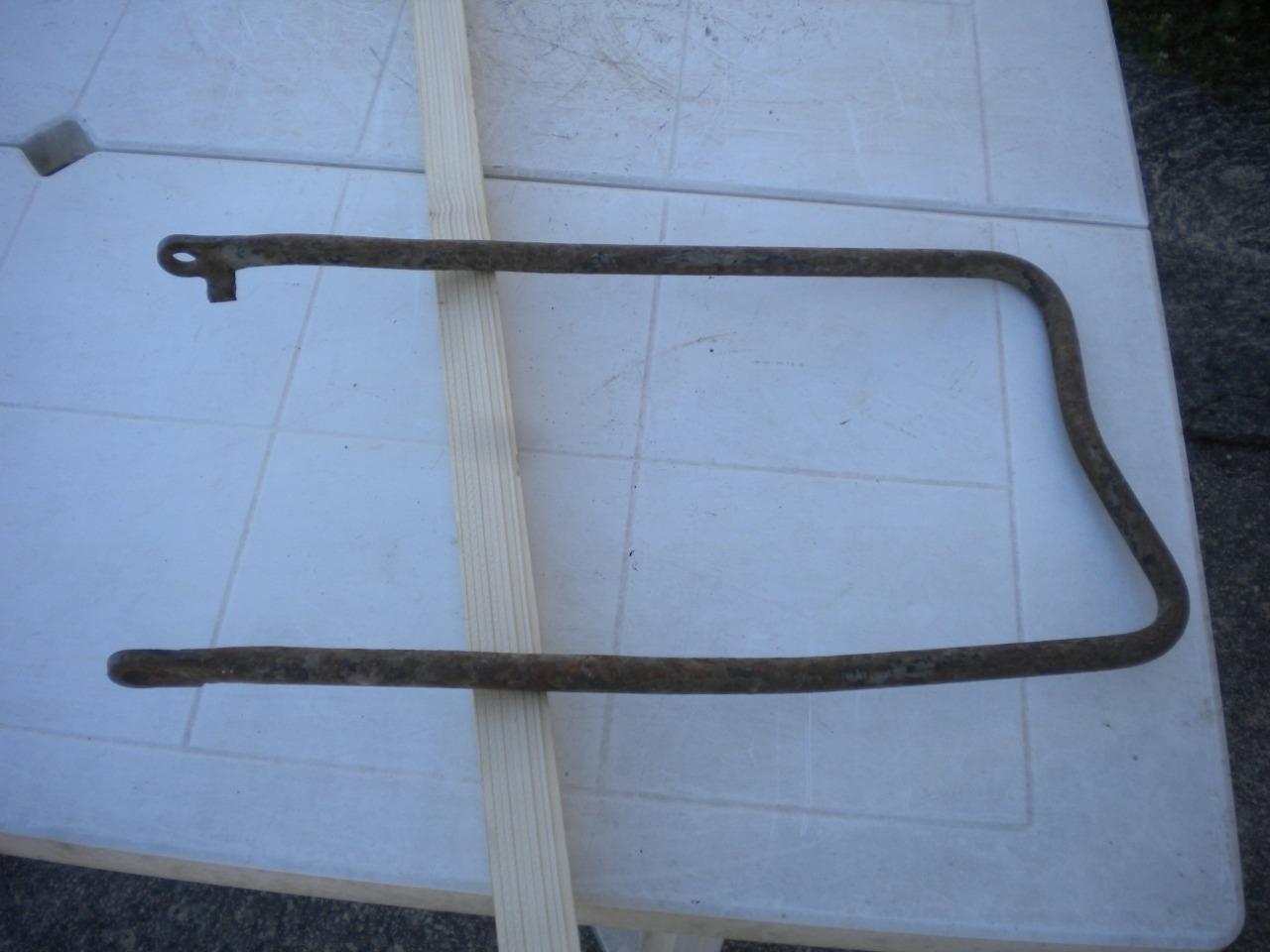 Pièces UNE PETITE béquille moto ancienne LesAnciennes.com