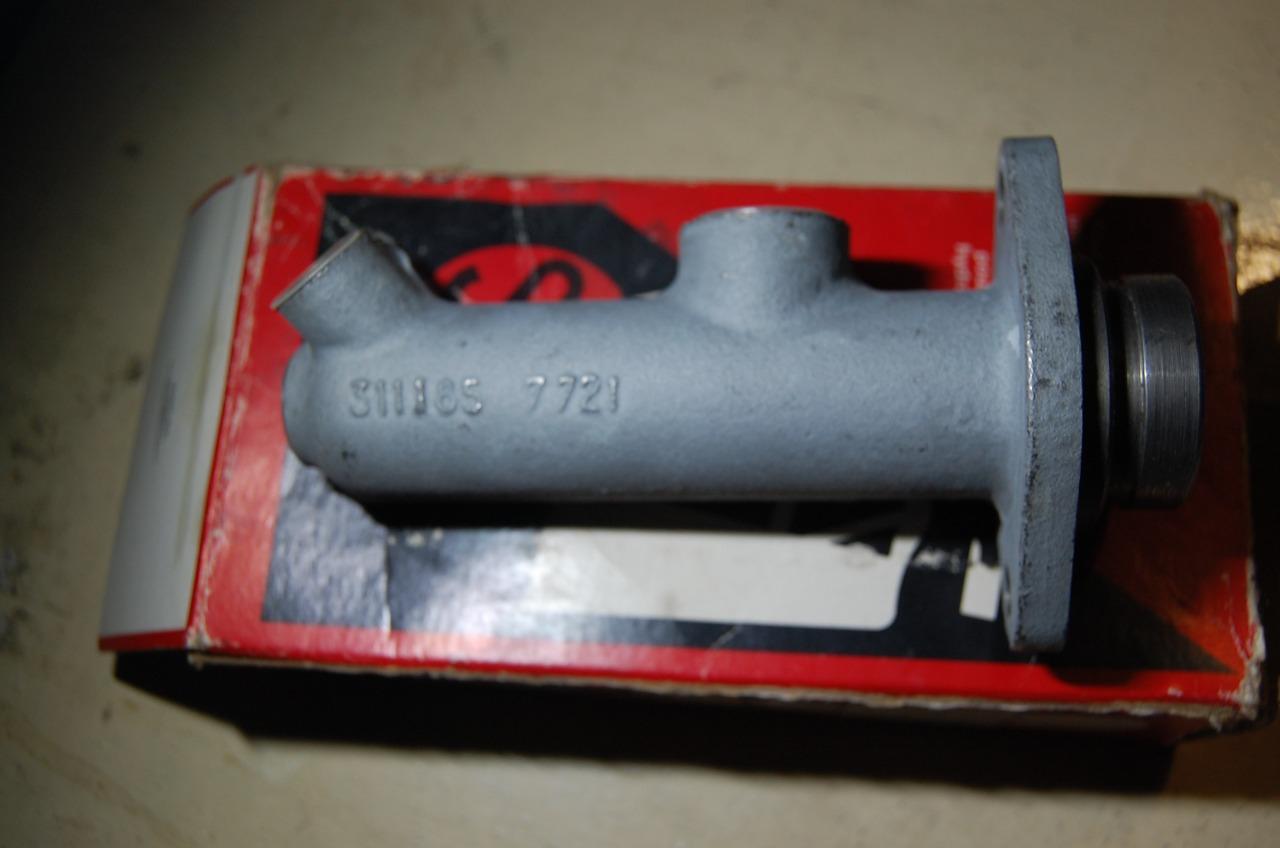 Maitre cylindre de frein RENAULT estafette LesAnciennes.com