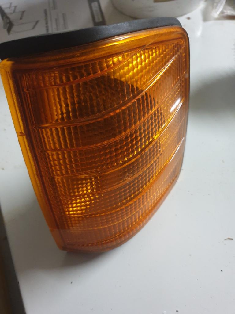 Clignotant MERCEDES 250 D Type 124 LesAnciennes.com