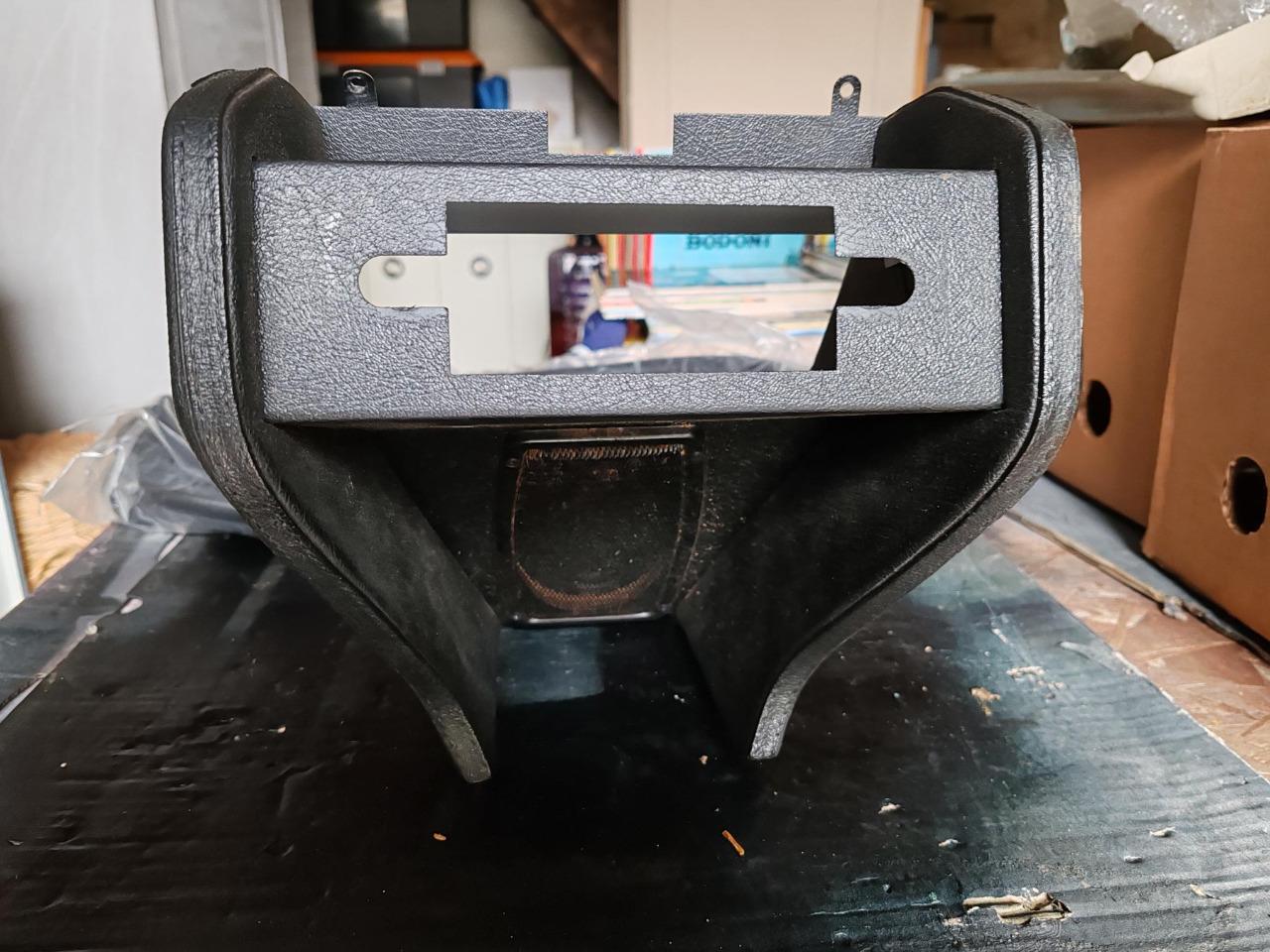 Console autoradio PEUGEOT 104 phase 1 LesAnciennes.com