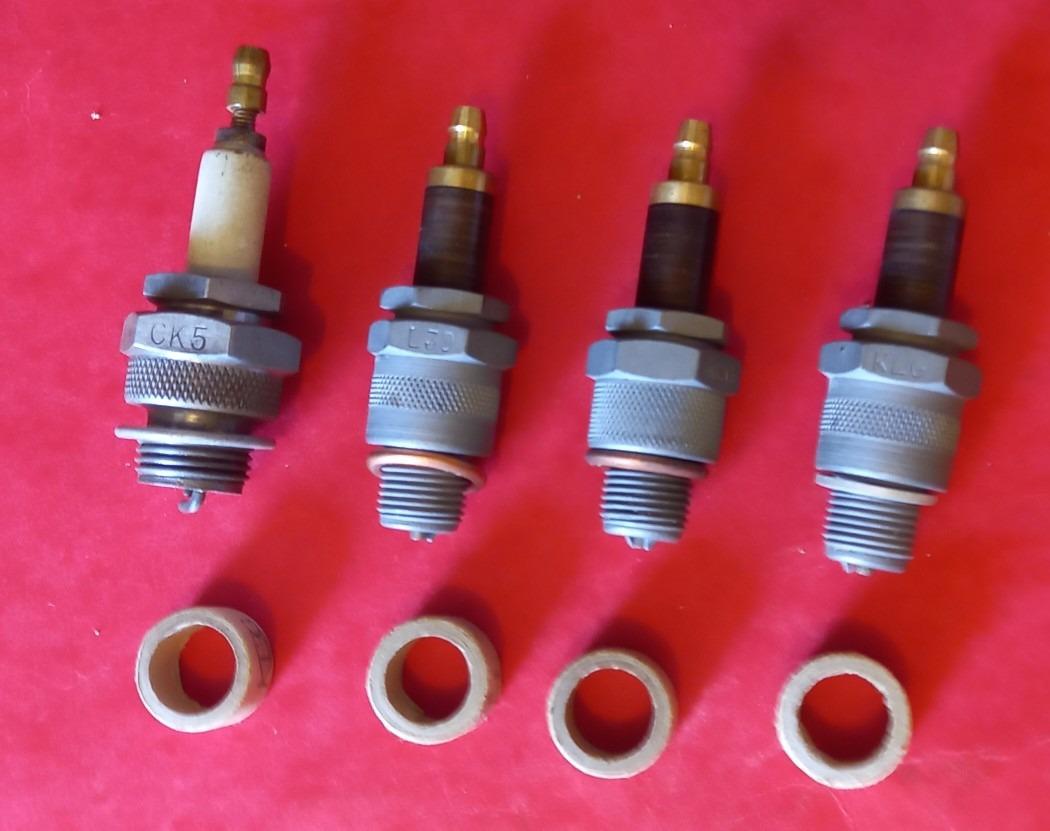 Boite KLG avec 4 bougies KLG LesAnciennes.com