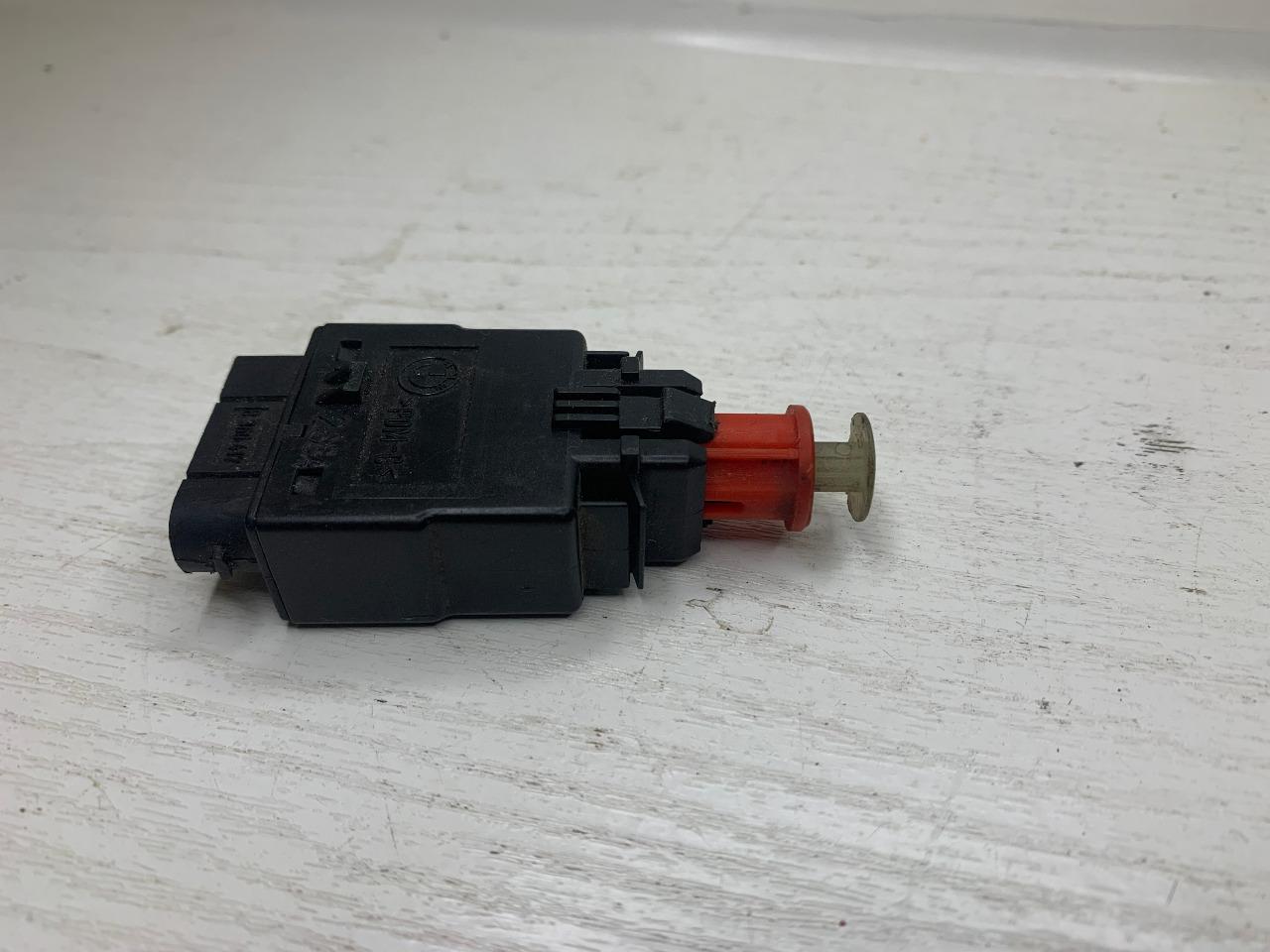 Contacteur feux STOP BMW E 30/36/34/32/31/Z3 LesAnciennes.com