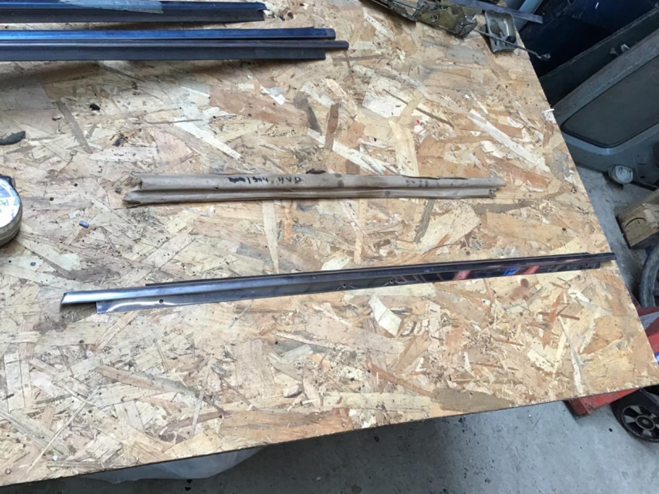 LÈCHE VITRE AVANT DROIT NEUF PEUGEOT 404 LesAnciennes.com