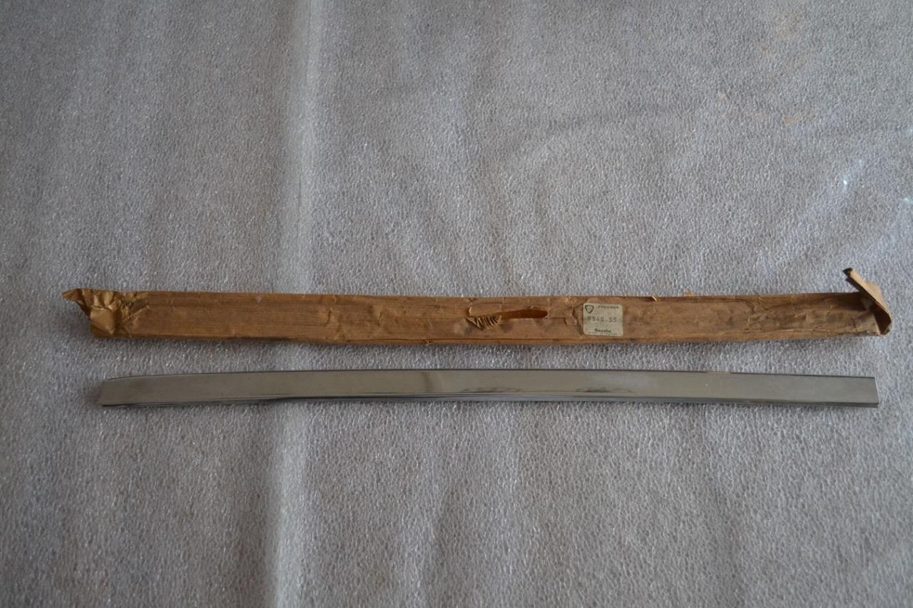 Enjoliveur latéral G joint lunette PEUGEOT 604 LesAnciennes.com