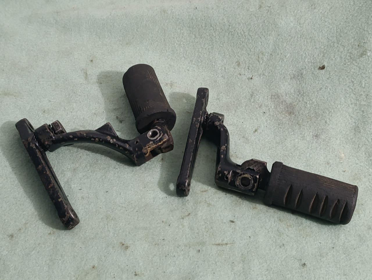 Repose-pieds avant DUCATI Scrambler 250 350 450 LesAnciennes.com