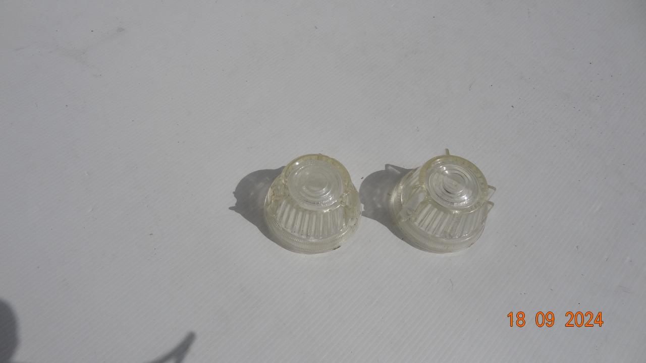 Cabochons RENAULT Dauphine LesAnciennes.com