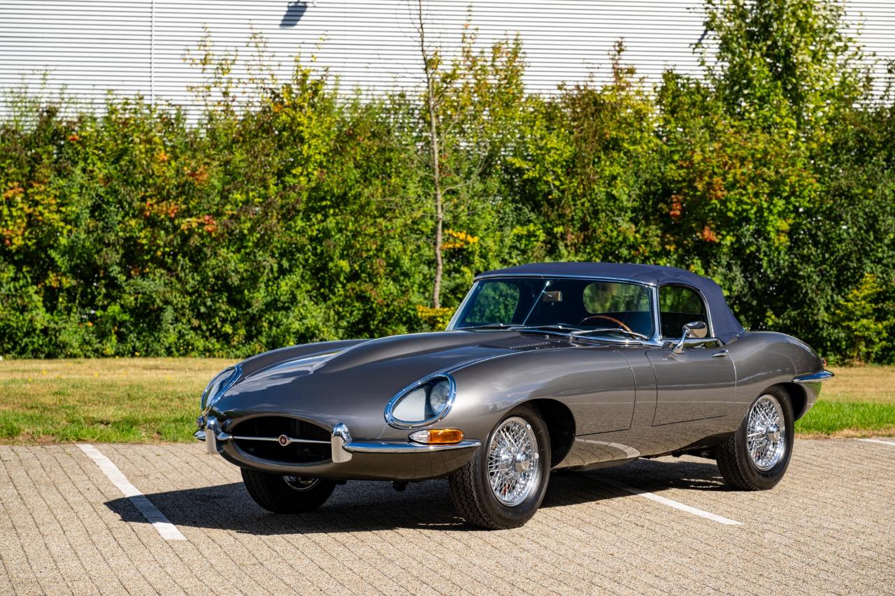 JAGUAR Type E Type E S1 Roadster - 1965 LesAnciennes.com