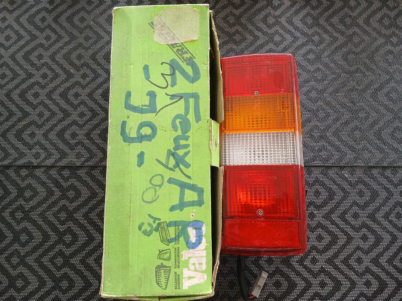 Feu arrière droit PEUGEOT J9 LesAnciennes.com