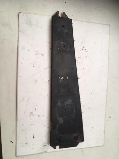 Tole support boites a fusible VOLVO P1800 LesAnciennes.com