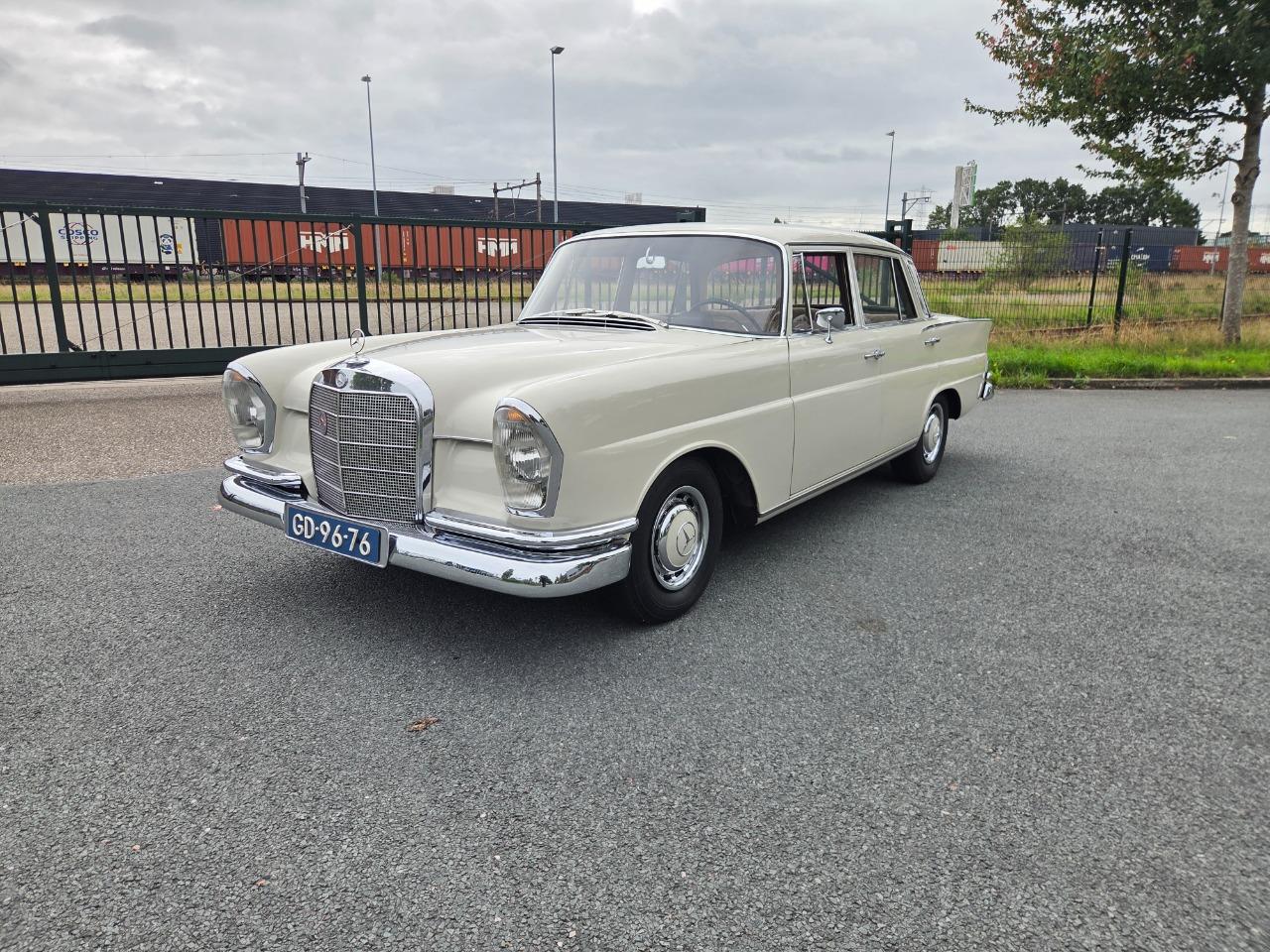 MERCEDES 220 S 220 S - 1961 LesAnciennes.com