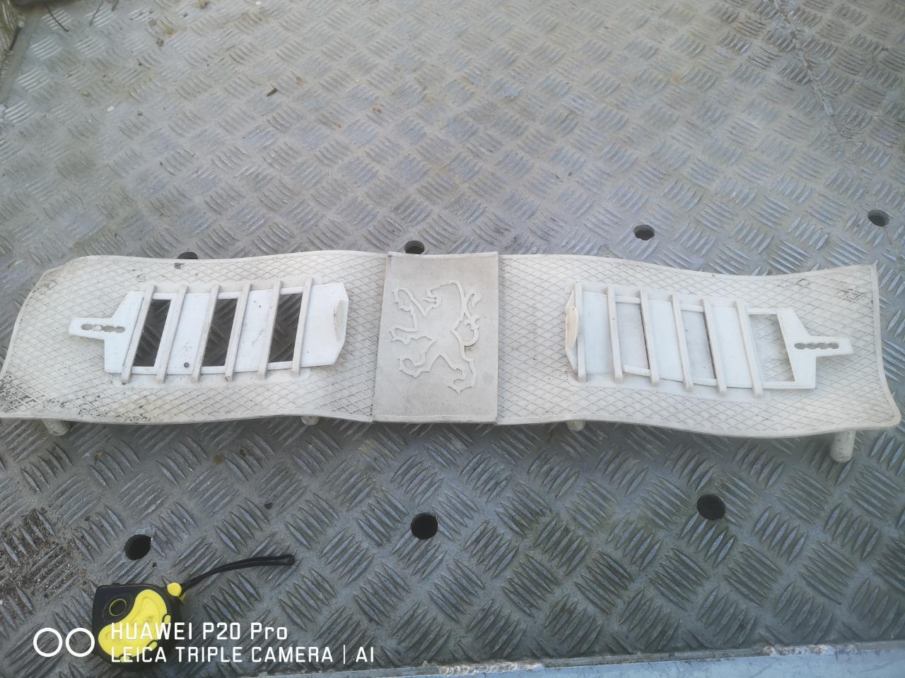 Couvercle PEUGEOT 504 Cache calandre LesAnciennes.com