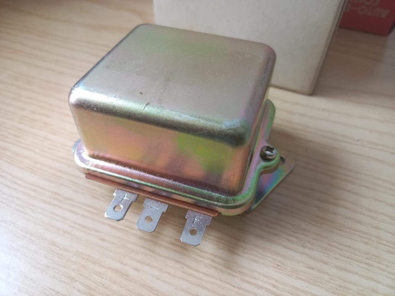 Régulateur de tension type Lucas 37423 Triumph TR4 LesAnciennes.com