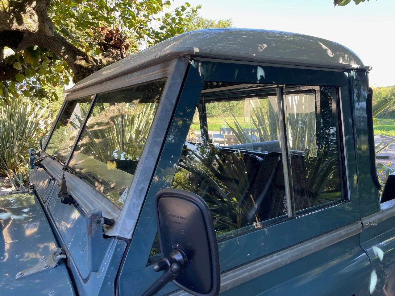 Hard Top LAND ROVER 88 LesAnciennes.com