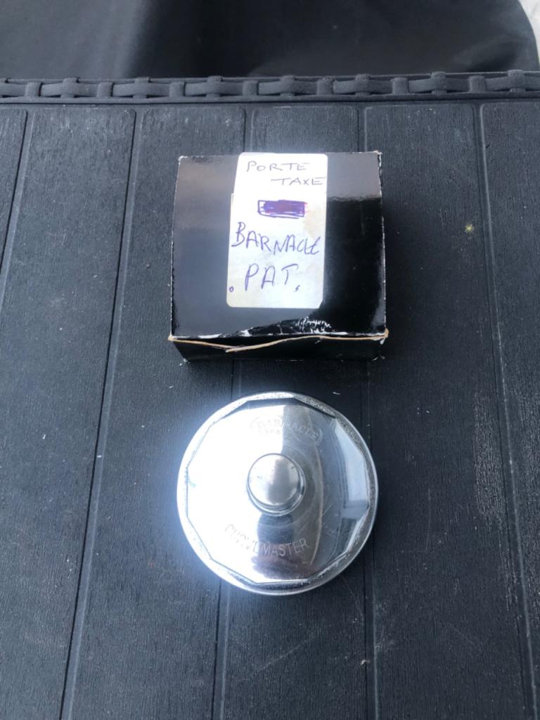 PORTE TAXE VIGNETTE barnacle pour ancienne LesAnciennes.com