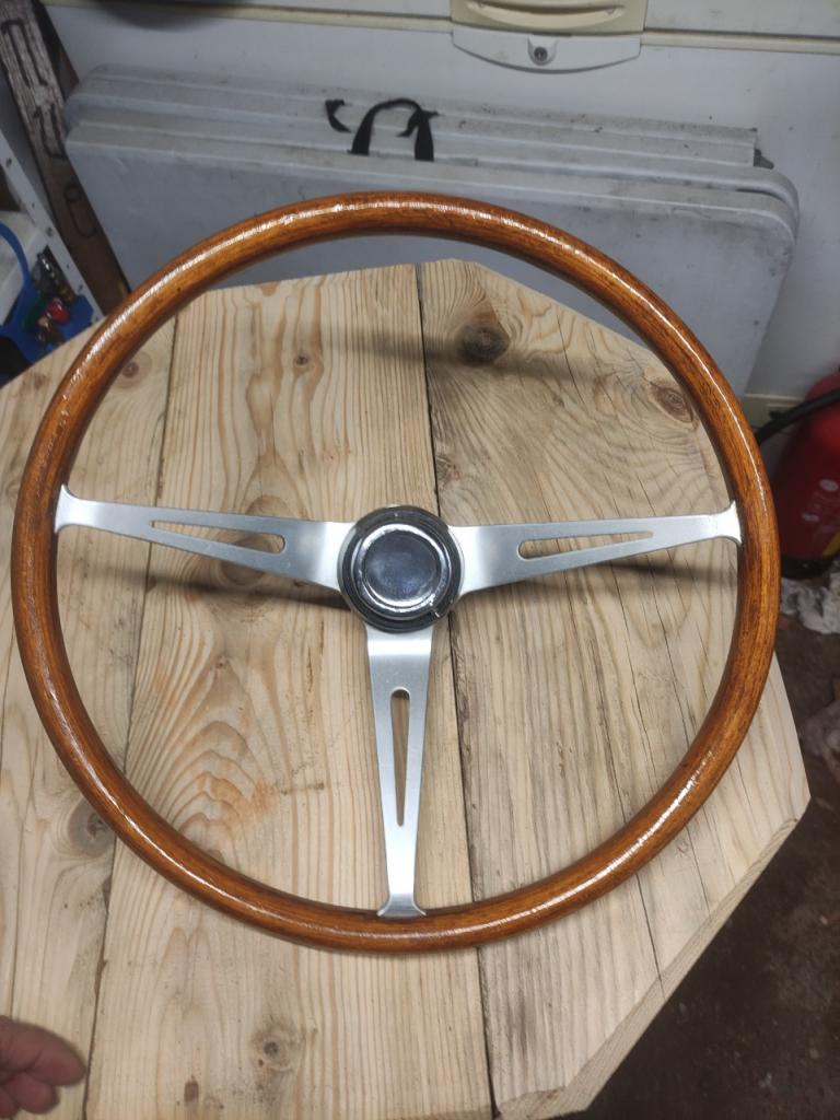 Volant en bois et aluminium LesAnciennes.com