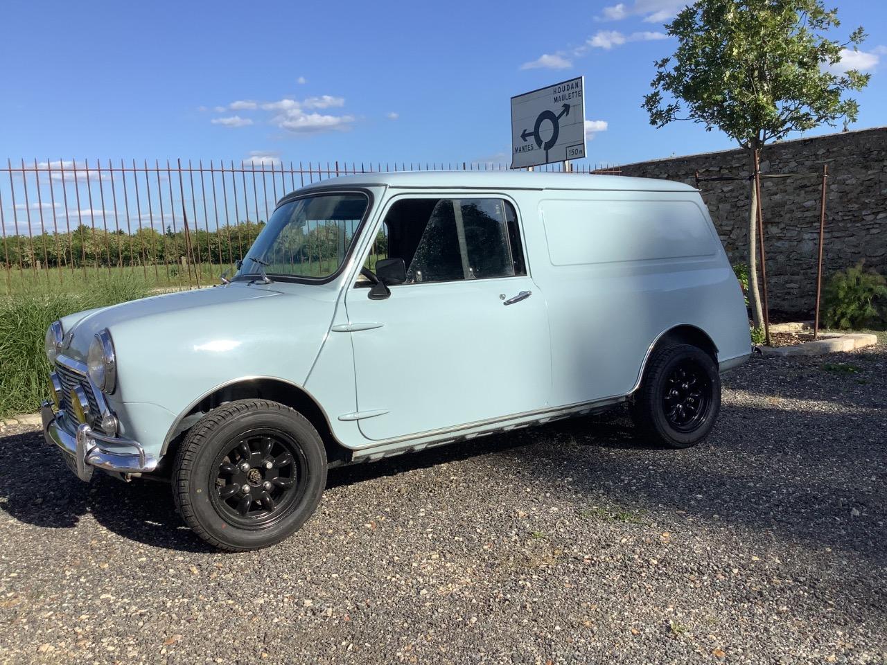 AUSTIN Mini Van - 1960 LesAnciennes.com