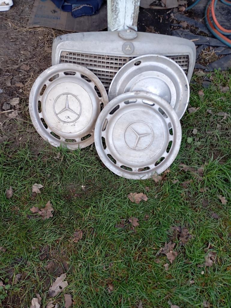 Lot de pièces MERCEDES 220 D LesAnciennes.com