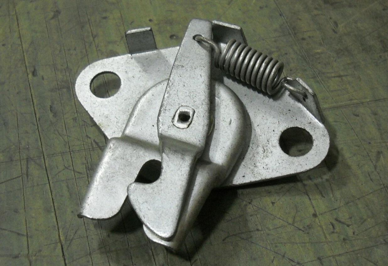 Serrure FIAT 850 LesAnciennes.com